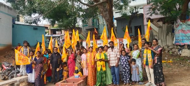 32వ వార్డు టిడిపి అభ్యర్థినికి పెరుగుతున్న ప్రజాదరణ : కూటమి నేతలతో కలిసి తలారి రాధమ్మ విస్తృత ప్రచారం 