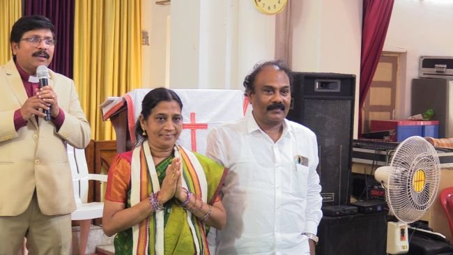 పలు చర్చిలలో ఇండిపెండెంట్ మేయర్ అభ్యర్థిని దీనగ్లాడి పర్యటన ఏలూరు,