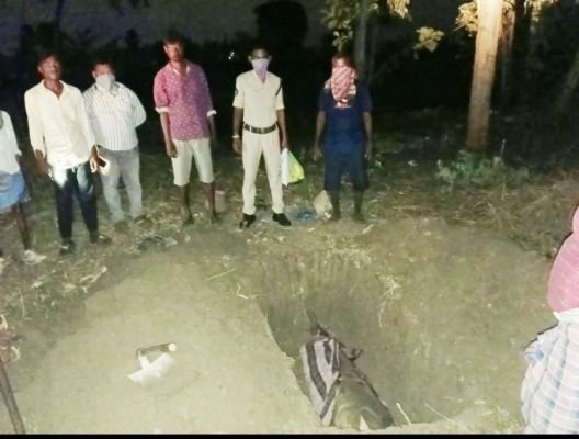 మానవత్వాన్ని చాటుకున్న సీతానగరం పోలీసులు  ఎస్‌ఐ ఎం. హేమలత ఆధ్వర్యంలో గుర్తుతెలియని మృతదేహానికి అంత్యక్రియలు