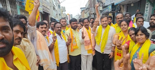 కూటమి చైర్మన్ అభ్యర్థి శ్రీరామ్ చినబాబుకి బ్రహ్మరథం : 28వ వార్డులో జన ప్రభంజనం మధ్య ఎన్నికల ప్రచారం : పచ్చిపాల రామకృష్ణ ఆచారి,తులసి దంపతులు ఆత్మీయ స్వాగతం