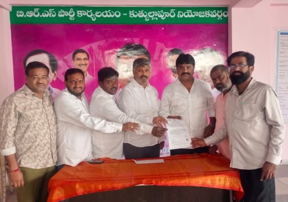 చింతల్‌లో లబ్ధిదారులకు అందజేసిన మాజీ ప్రజాప్రతినిధులు, బీఆర్‌ఎస్ నాయకులు