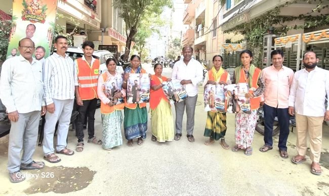 జీహెచ్‌ఎంసీ మహిళా కార్మికులకు చీరల పంపిణీ చేసిన బలరాం యాదవ్