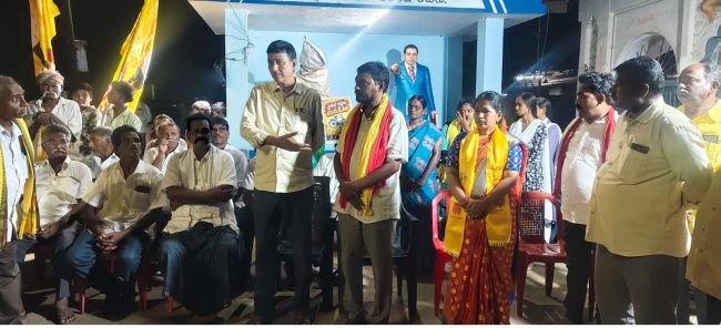 ఖండవల్లిలో కూటమి జడ్పీటీసీ అభ్యర్థి ఇంటింటా ఎన్నికల ప్రచారం