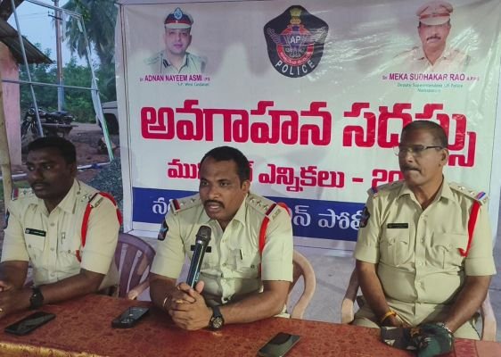 ఎన్నికలు ప్రశాంతంగా జరిగేందుకు సహకరించాలి-- సిఐ రఘు 