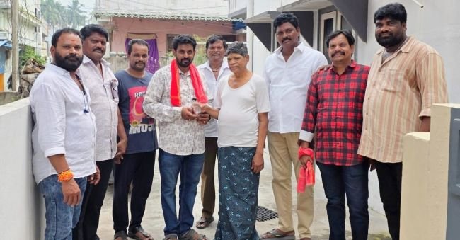 జనసేన ఎంపీటీసీ అభ్యర్థి ఇంటింటి ప్రచారం
