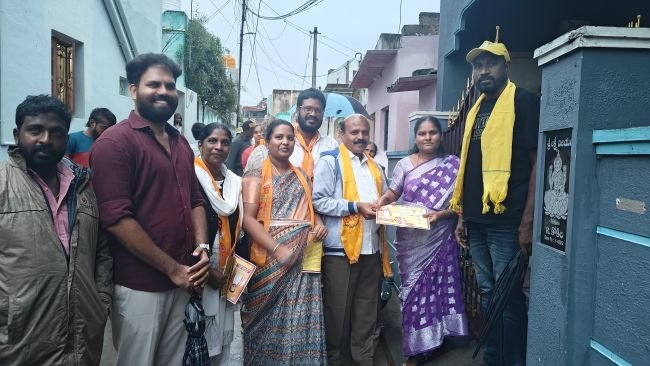 వర్షంలోనూ తగ్గని ప్రచార జోరు.. నాగరాజుకు కార్యకర్తల అండ