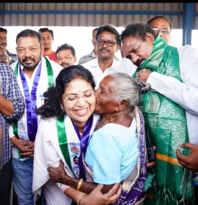 వైసిపి మేయర్ అభ్యర్థి వరుదు కళ్యాణి పై ఓ అవ్వ ఆప్యాయత పలకరింపు.