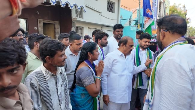 నగరం అభివృద్ధి చెందాలంటే.. వైసీపీకి ఓటు వేయండి  - వైసీపీ మేయర్ అభ్యర్థి రమేష్ గౌడ్ 