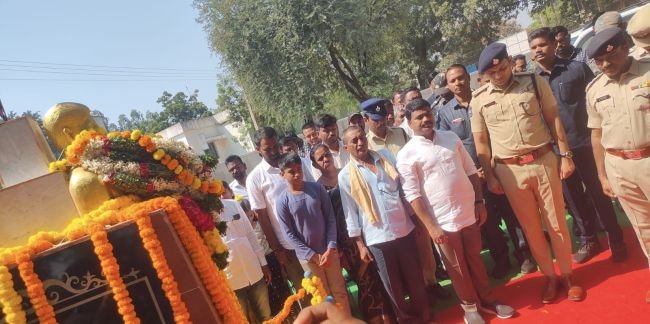 విద్యార్థులు భవిష్యత్ లో దేశాసేవకోసం పాటుపడాలి