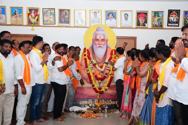 వాల్మీకి మహర్షి అడుగుజాడల్లో నడుద్దాం... ఎమ్మెల్యే అమిలినేని.