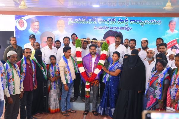 వైఎస్సార్‌సీపీలో చేరిన 20 కుటుంబాలు