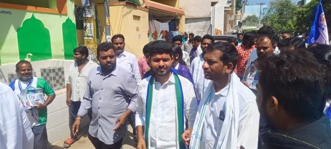 రూపురేఖలు మారుస్తా లాంటి బడా హామీ ఇవ్వలేను_   --- చిరు వ్యాపారులకు వెన్నుదన్నుగా ఉంటా   ---ఇంటి అనుమతులు పారదర్శకంగా ఉంటాయి   ---అస్తవ్యస్తంగా ఉన్న డ్రైనేజీ వ్యవస్థకు ఒక రూపు తెస్తా  ---ఎన్నికల ప్రచారంలో వైకాపా మేయర్ అభ్యర్థి రమేష్ గౌడ్