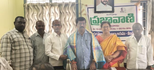 నూతన ఎంపీడీవోను సత్కరించిన చల్లూరు కాంగ్రెస్ పార్టీ నాయకులు
