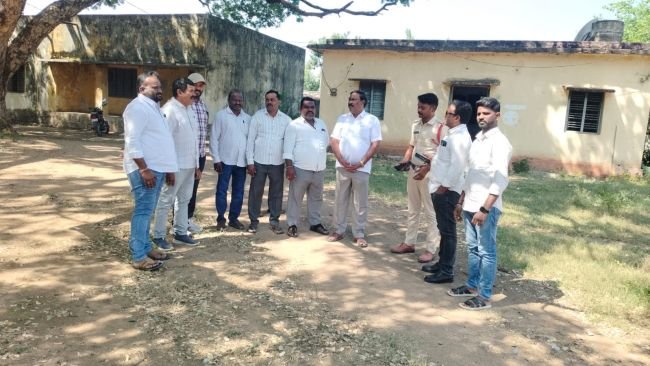 ఇంటిగ్రేటెడ్ పబ్లిక్ పాఠశాల శంకుస్థాపనకు హాజరుకానున్న వేం -పాఠశాల పరిసరాలను అధికారులతో కలిసి పరిశీలించిన మండల అధ్యక్షులు యాదవ రెడ్డి