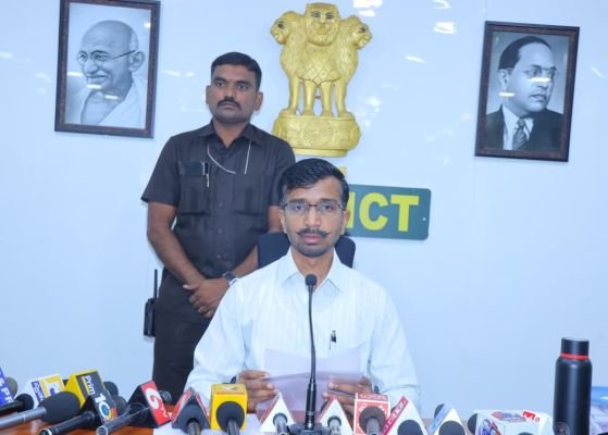 ఆర్నాబ్ తుఫాను కారణంగా ప్రజలు అప్రమత్తంగా ఉండాలి : బాపట్ల  జిల్లా కలెక్టర్ డాక్టర్ వినోద్ కుమార్ 