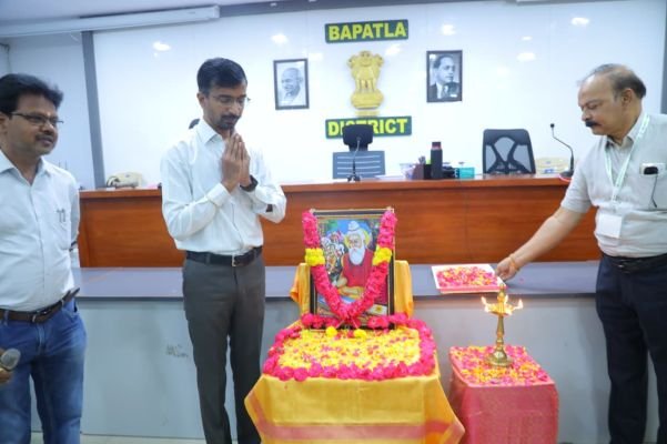 సమాజాన్ని సన్మార్గంలోకి తీసుకువెళ్లిన మహర్షి వాల్మీకి ఆదర్శప్రాయులు : బాపట్ల  జిల్లా కలెక్టర్ డాక్టర్ వినోద్ కుమార్.వి
