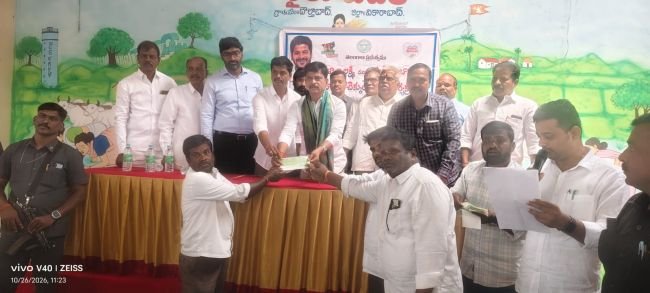 కళ్యాణలక్ష్మి చెక్కుల పంపిణీ చేసిన కాడ ఆఫీసర్ వెంకట్ రెడ్డి, కాంగ్రెస్ ఇన్‌చార్జి తిరుపతి రెడ్డి