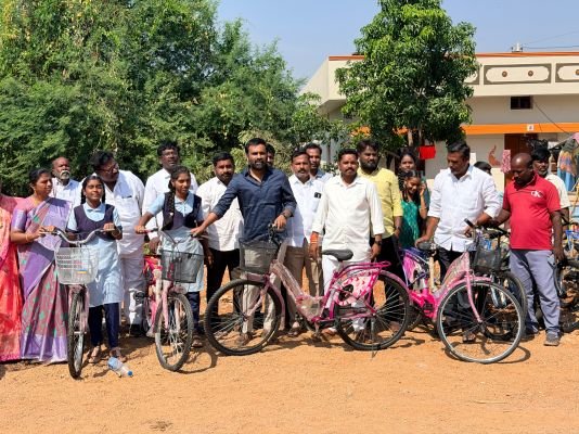 విద్యార్థుల భవిష్యత్తుకు సైకిళ్ల బహుమతి!  సొంత నిధులతో 30 మంది విద్యార్థులకు ఉచితంగా సైకిళ్ల పంపిణీ
