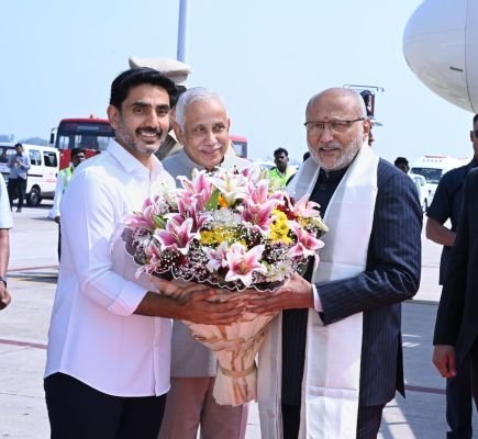 గన్నవరం విమానాశ్రయానికి చేరుకున్న ఉప రాష్ట్రపతి సీపీ రాధాకృష్ణన్