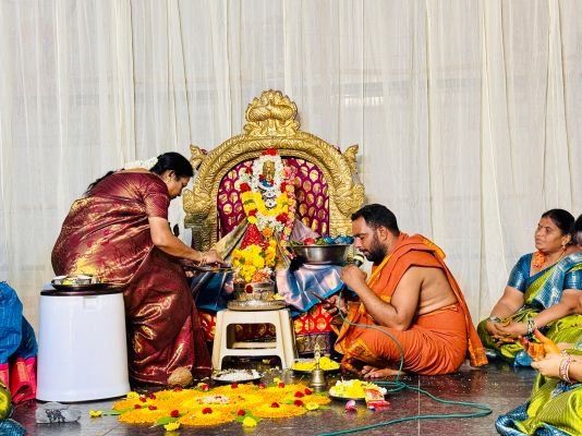వాసవి అమ్మవారికి సారె సమర్పించిన శిద్ధా లక్ష్మీ పద్మావతి.