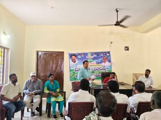 భూ సర్వేకు రైతులు సహకరించాలి:డిప్యూటీ తహసీల్దార్ సురేష్