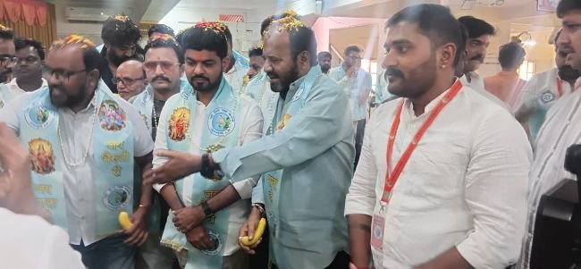 కమలా నగర్‌లో మార్వాడీ సోదరులతో మేయర్ అభ్యర్థి రమేష్ గౌడ్ ప్రచారం