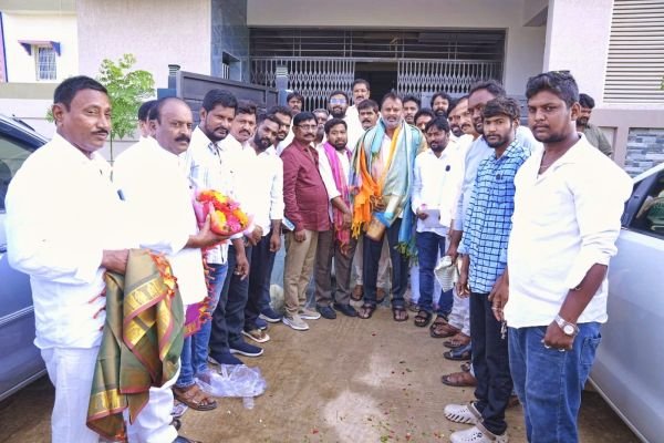 మంత్రిని మర్యాదపూర్వకంగా కలిసిన మున్సిపల్ చైర్మన్ 