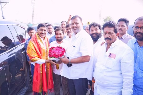 మున్సిపల్ చైర్మన్ అభినందించిన జిల్లా ఇన్చార్జి మంత్రి 