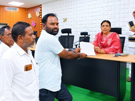 ప్రేమ్ నగర్ పాఠశాలను వెంటనే పునః ప్రారంభించాలి-విద్యార్థులు ఉన్న ఉపాధ్యాయుడు లేక మూత... ప్రజావాణిలో వినతి పత్రం సమర్పించిన కుల సంఘాల జేఏసీ జిల్లా చైర్మన్ పీక కిరణ్ మౌర్య