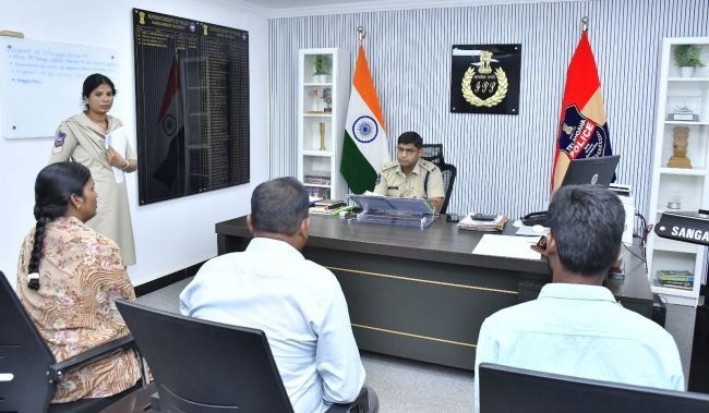 ప్రజల సమస్యల సత్వర పరిష్కారానికి ప్రజావాణి.. ఫిర్యాదుదారులతో నేరుగా మాట్లాడి సమస్యలను అడిగి తెలుసుకున్న జిల్లా ఎస్పీ.