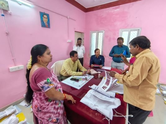 ఎన్నికల సామగ్రిని పరిశీలించిన అధికారులు