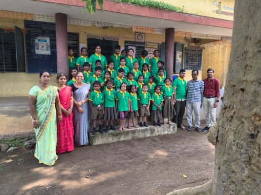 మున్సిపల్ పాఠశాలల విద్యార్థులకు ఉచితంగా టీ-షర్టుల బహుకరణ..