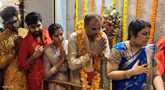 పైడితల్లి అమ్మవారిని దర్శించుకున్న మాజీ జడ్పీ చైర్మన్ చిన్న శ్రీను కుటుంబం