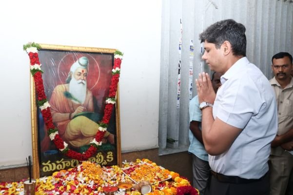 మహర్షి వాల్మీకి ఆశయాలను ప్రతి ఒక్కరూ ఆదర్శంగా తీసుకోవాలి - జిల్లా కలెక్టర్ ఆశిష్ సంగ్వాన్