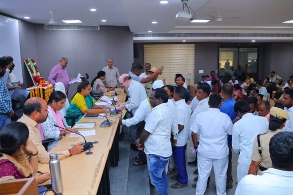 ప్రజావాణి దరఖాస్తులను సత్వరమే పరిష్కరించాలి  అర్జీదారులకు తప్పనిసరిగా సమాధానం ఇవ్వాలి.జిల్లా కలెక్టర్ కె. హైమావతి