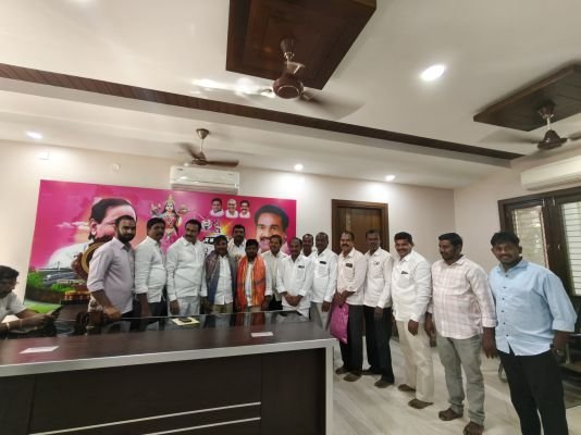 మాజీ ఎమ్మెల్యే ను కలిసిన తిప్పాపూర్ పాలకేంద్ర నూతన అధ్యక్షుడు