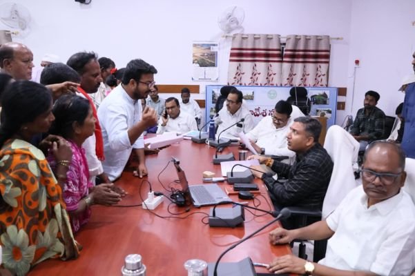సత్వరమే ప్రజావాణి దరఖాస్తులను పరిష్కారించాలి - జిల్లా కలెక్టర్ రాజర్షిషా