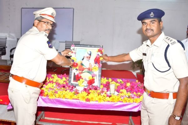మహర్షి వాల్మీకి ప్రతి ఒక్కరికి స్ఫూర్తిదాయకం