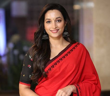 త్రివిక్రమ్ సినిమాల కంటే ఇది పూర్తిగా భిన్నం: ఆదర్శ కుటుంబంపై శ్రీనిధి శెట్టి ఆసక్తికర వ్యాఖ్యలు