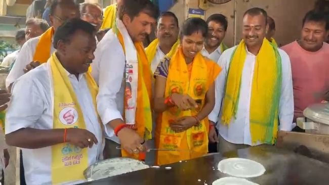 దోశలు వేస్తూ ప్రజలతో ఉమేకమైన తెదేపా అభ్యర్థులు.