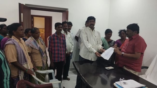 వేతనాలు చెల్లించాలని ఎం పి డివో కు వినతి