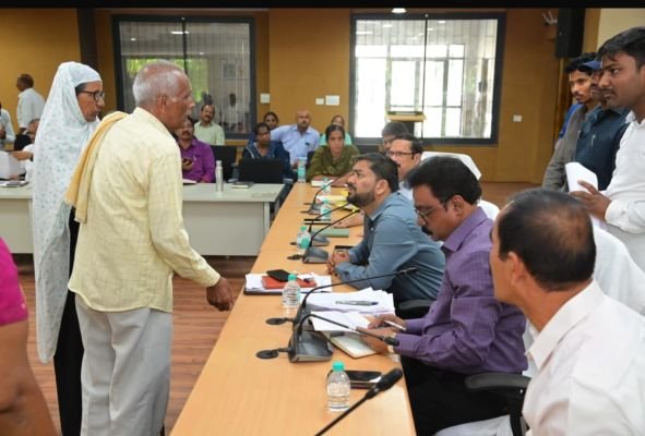 ప్రజావాణికి 33 దరఖాస్తులు.. ఎఫ్‌ఆర్‌ఎస్‌ అమలులో నిర్లక్ష్యం వద్దు -ప్రజా ఫిర్యాదులను సత్వరమే పరిష్కరించాలి  – జిల్లా కలెక్టర్ హేమంత్ కేశవ్ పాటిల్