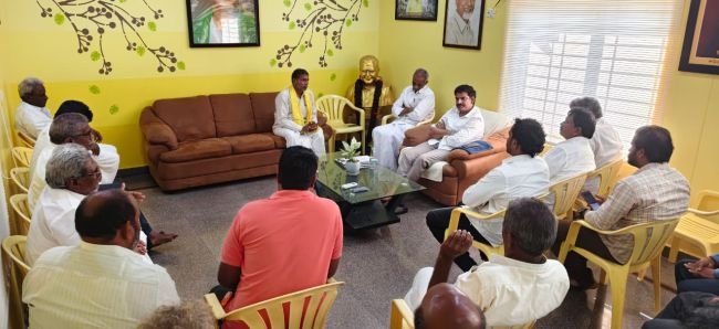 స్థానిక ఎన్నికల్లో అభ్యర్థుల విజయమే లక్ష్యంగా పని చేయాలి : ఎమ్మెల్యే ఏలూరి 