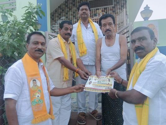రాయదుర్గం 15వ వార్డులో టీడీపీ ప్రచార జోరు - ఇంటింటికీ చైర్మన్ అభ్యర్థి హనుమంతు, నాగరాజ్ నాయక్*