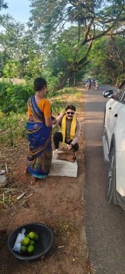 ఎమ్మెల్యే రోషన్..సామాన్యుడిలా!  రోడ్డు పక్కన తేగలు కొని.. మహిళతో ముచ్చటించి!