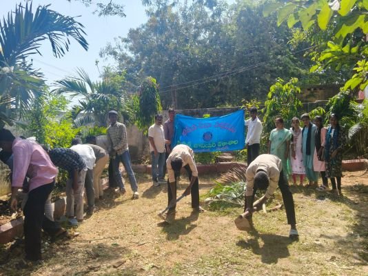 చదువుతోపాటు సేవా కార్యక్రమాల్లో ముందుండాలి