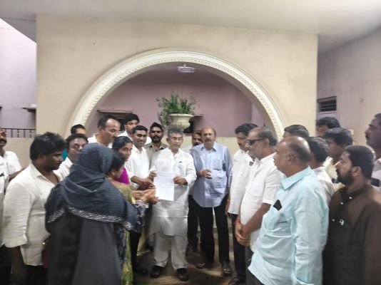 వైసీపీ ఎంపీటీసీ అభ్యర్థులకు బీ-ఫారాలు అందజేత