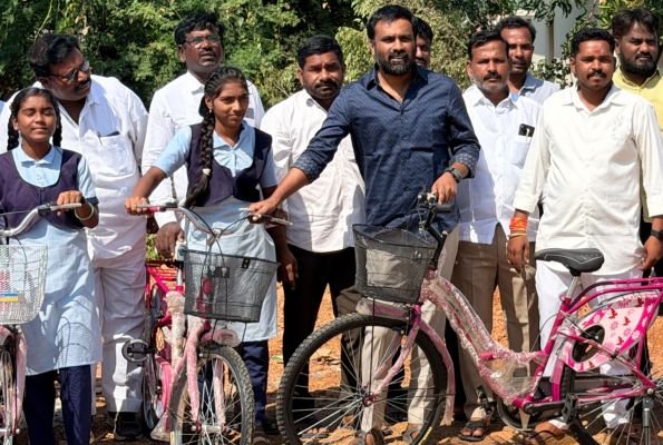 విద్యార్థుల భవిష్యత్తుకు సైకిళ్ల బహుమతి!