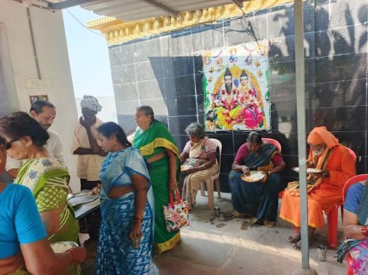 వృద్ధులకు అన్నదానం