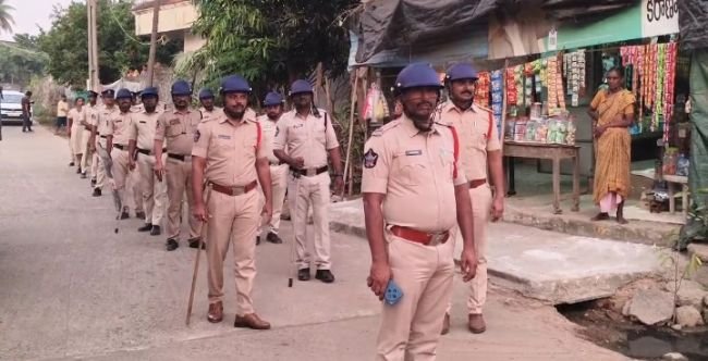 ప్రశాంత ఎన్నికల కోసం ఫ్లాగ్ మార్చ్   -- సిఐ బి. యాదగిరి 